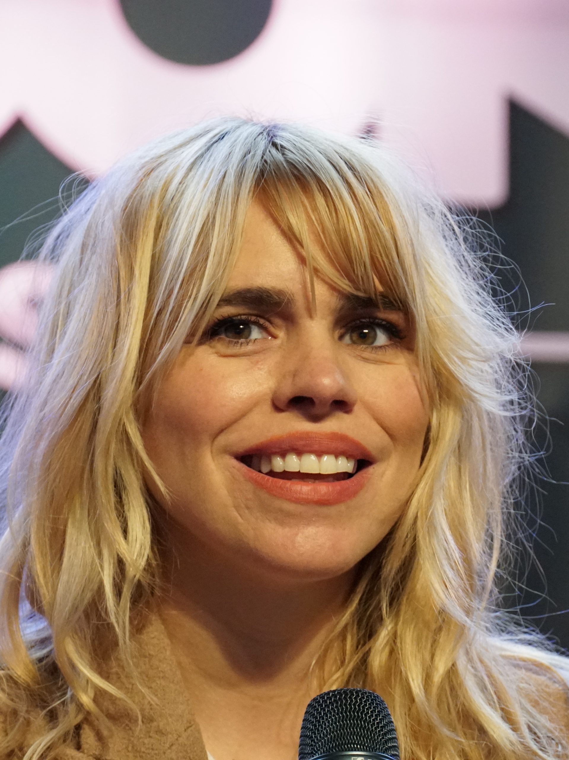 Billie-Piper-2019-Brussels-Comic alquiler equipos audiovisuales para películas de cine granollers barcelona